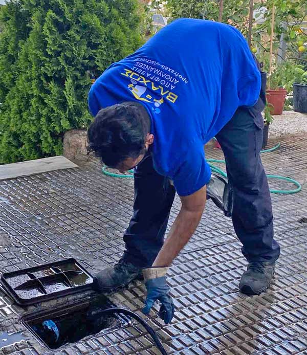 Φρεάτιο λυμάτων στην αυλή.