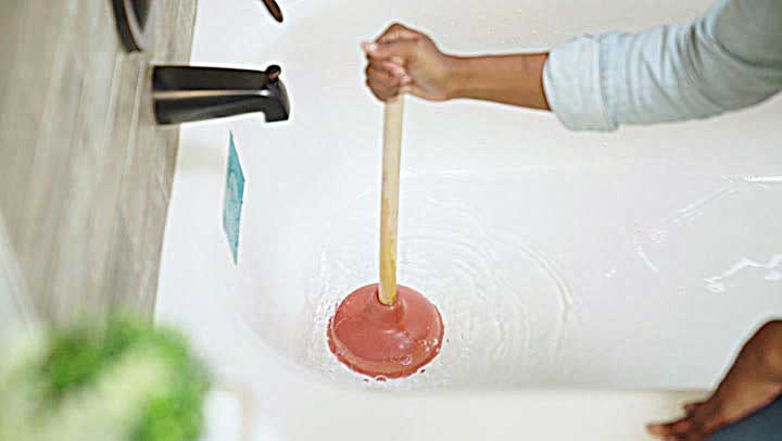 Ξεβούλωμα μπανιέρας από τρίχες με βεντούζα.